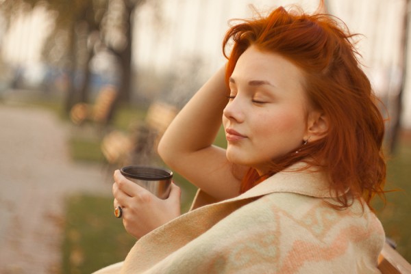 нежность, фото - девушка на улице с горячим кофе в пледе